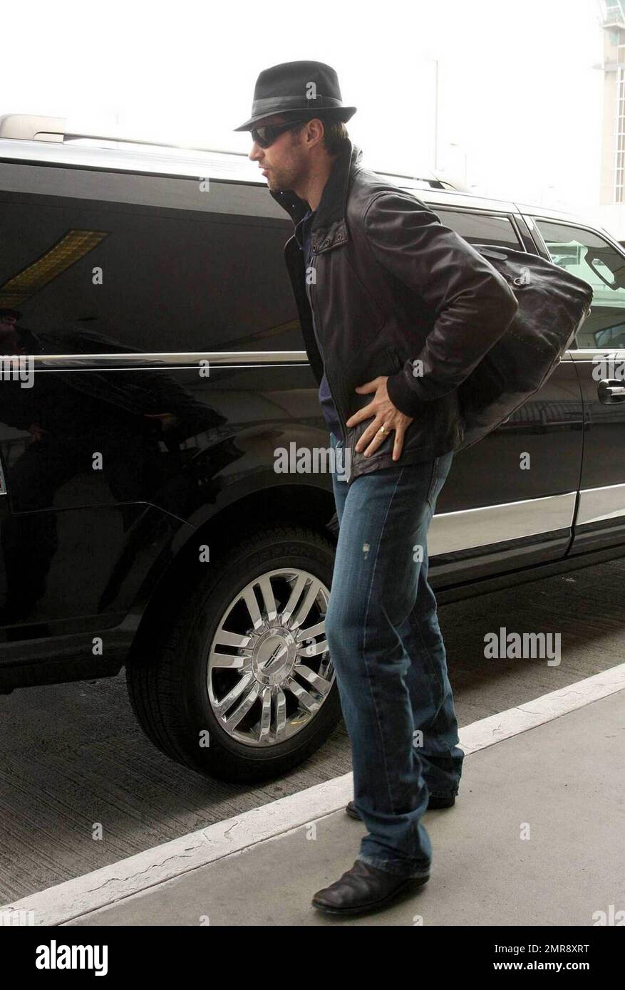 Hugh Jackman è lasciato a LAX per prendere un volo da Los Angeles. Ha dato  al suo autista della limousine un grande abbraccio di orso prima di essere  portato al terminal attraverso