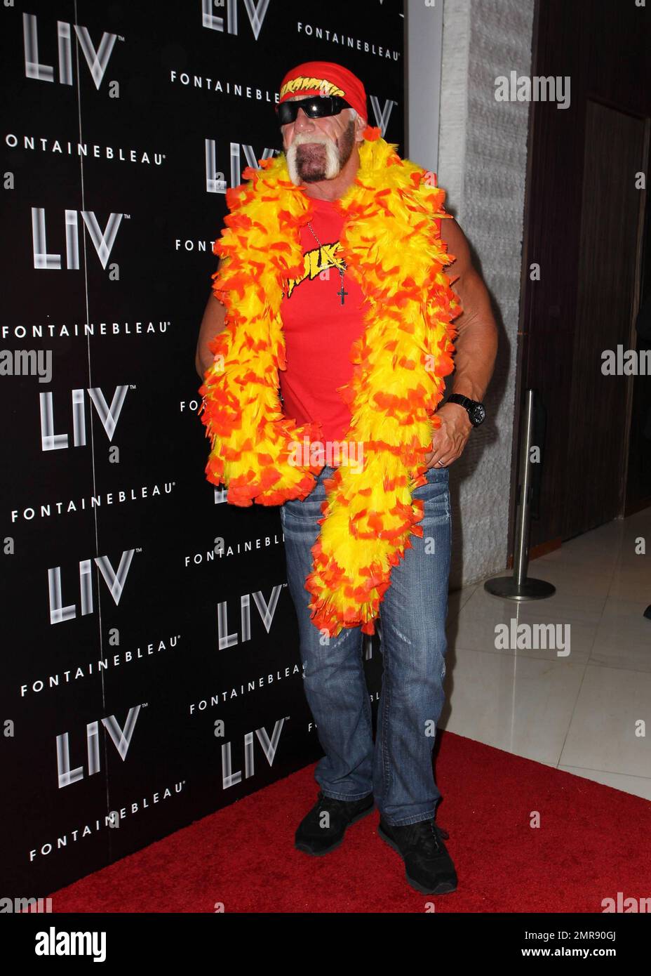 Hulk Hogan indossa un boa dalle penne gialle e arancioni mentre arriva al LIV Nightclub a Fountainebleau Miami Beach per celebrare il compleanno di Halloween di Kim Kardashian a Miami Beach Florida