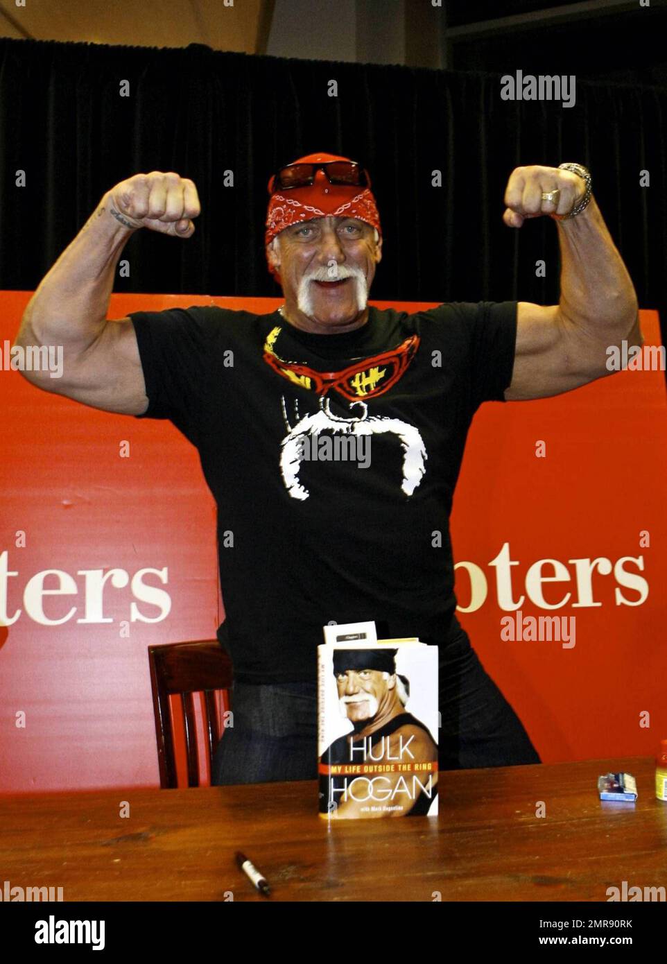 MAVRIXONLINE.COM - POSTA GIORNALIERA ONLINE OUT - Hulk Hogan firma copie del suo nuovo libro 'Hulk Hogan: My Life Outside the Ring' a Chapters in Toronto, ON. 12/9/09. È necessario concordare tariffe per l'utilizzo delle immagini. Byline, credito, uso TV, uso web o linkback deve leggere MAVRIXONLINE.COM. In caso contrario, la tariffa concordata verrà raddoppiata. Tel: 305 542 9275 o 954 698 6777. Foto Stock
