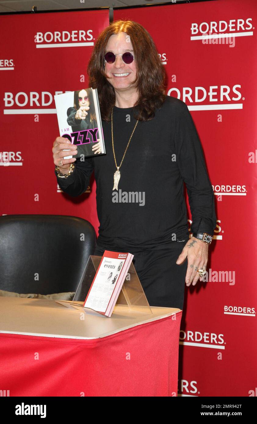 Ozzy Osbourne firma copie del suo libro 'i Am Ozzy' a Borders Books. Un giovane fan quasi non poteva essere visto sotto il tavolo, ma Ozzy si assicurò che avesse firmato il suo libro mentre lui si alzava con lui. New York, NY 1/26/2010 Foto Stock