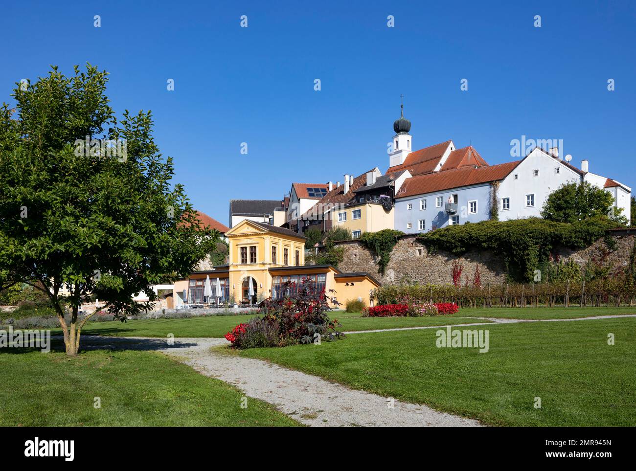 Parco, giardino barocco orangery con mura della città vecchia, Schärding, Innviertel, Austria superiore, Austria, Europa Foto Stock