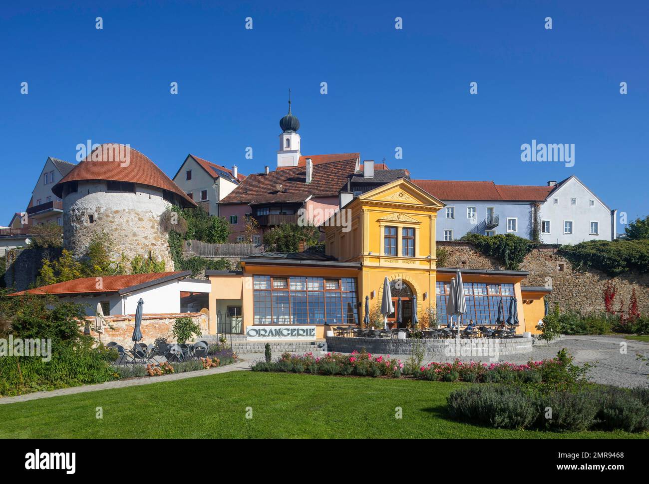 Parco, giardino barocco orangery con mura della città vecchia, Schärding, Innviertel, Austria superiore, Austria, Europa Foto Stock