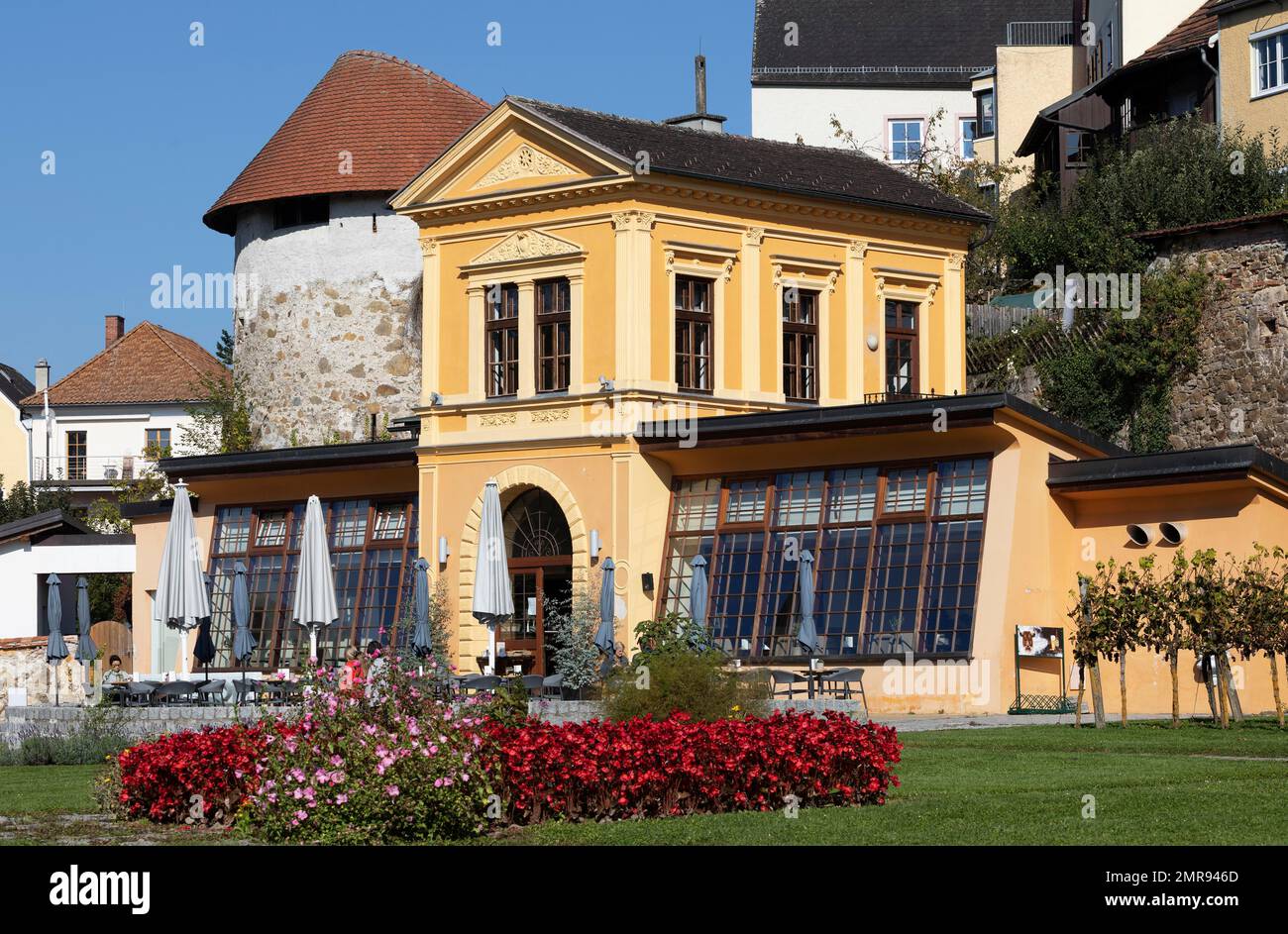 Parco, giardino barocco orangery con mura della città vecchia, Schärding, Innviertel, Austria superiore, Austria, Europa Foto Stock