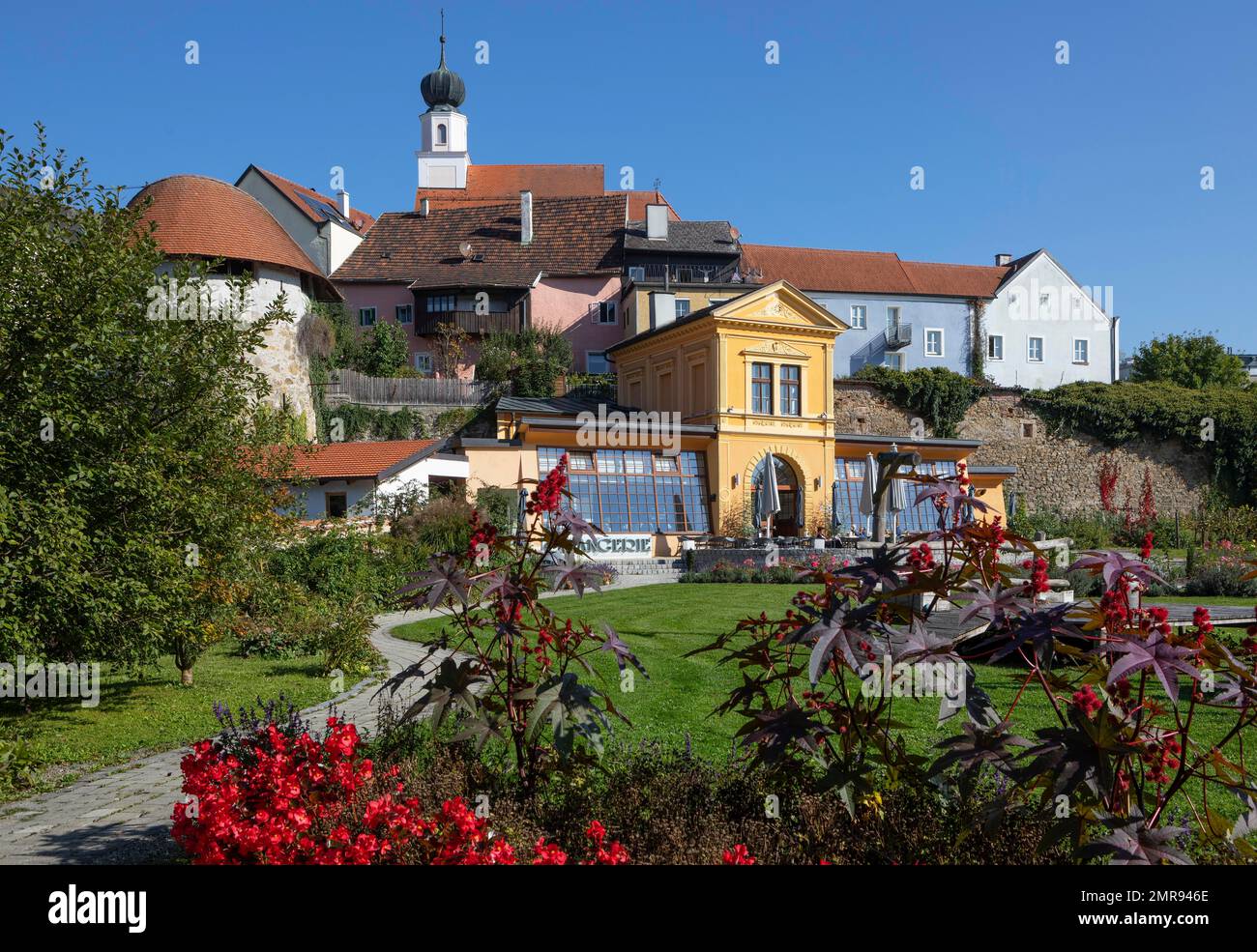 Parco, giardino barocco orangery con mura della città vecchia, Schärding, Innviertel, Austria superiore, Austria, Europa Foto Stock