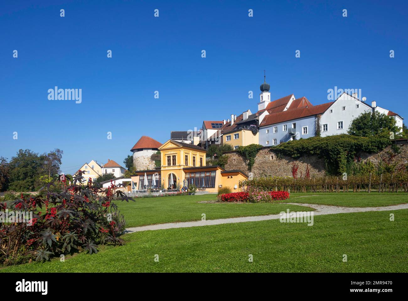 Parco, giardino barocco orangery con mura della città vecchia, Schärding, Innviertel, Austria superiore, Austria, Europa Foto Stock