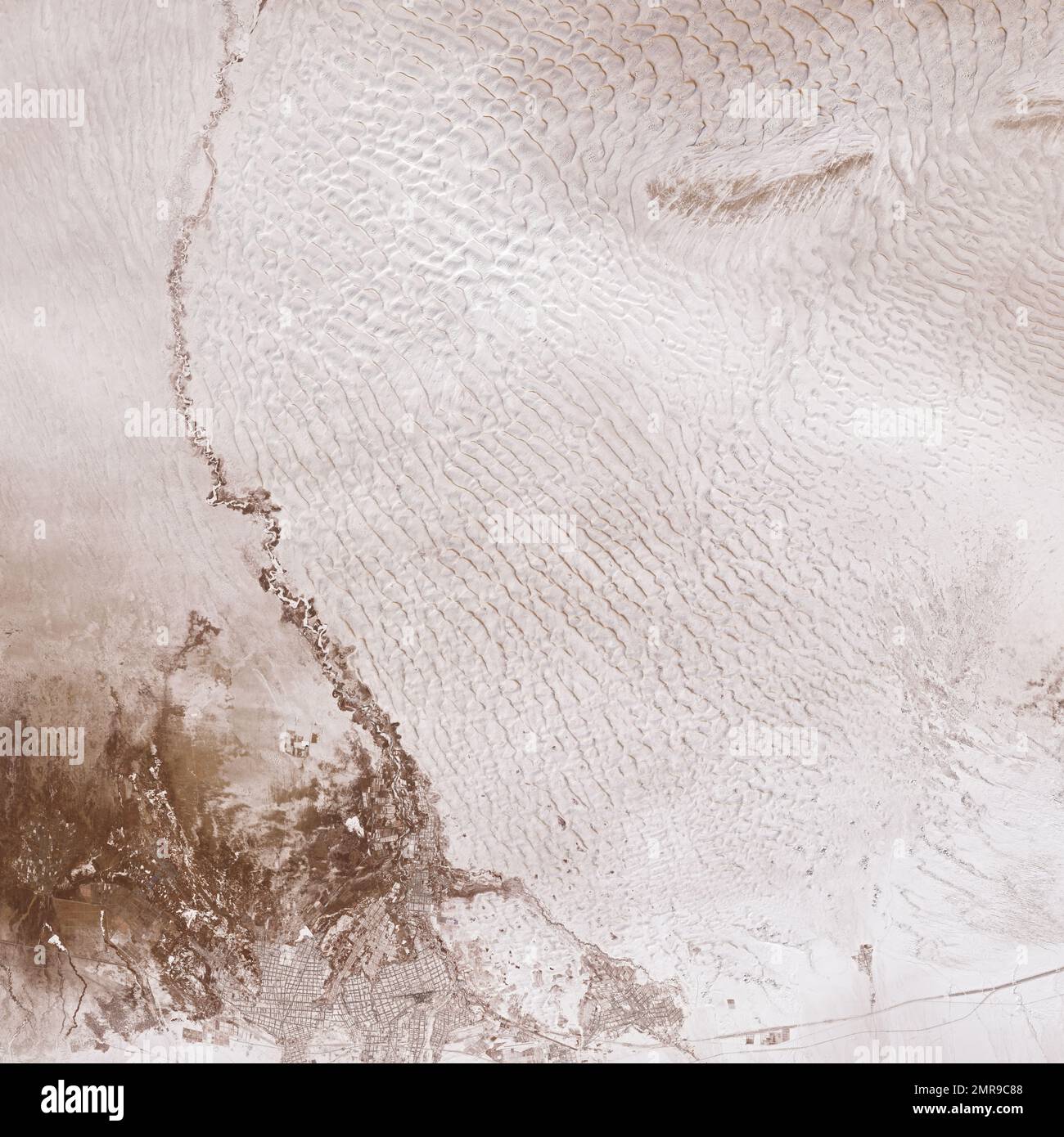 Antenna di neve sulle dune di sabbia nel deserto di Taklamakan della Cina. Elementi di questa immagine originati dalla NASA Foto Stock