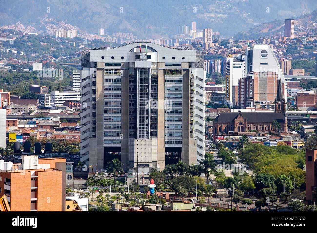 Medellin, Antioquia. Colombia - 26 gennaio 2023. Costruzione intelligente delle aziende pubbliche della città, diventa un tecnologico, strutturale e ur Foto Stock