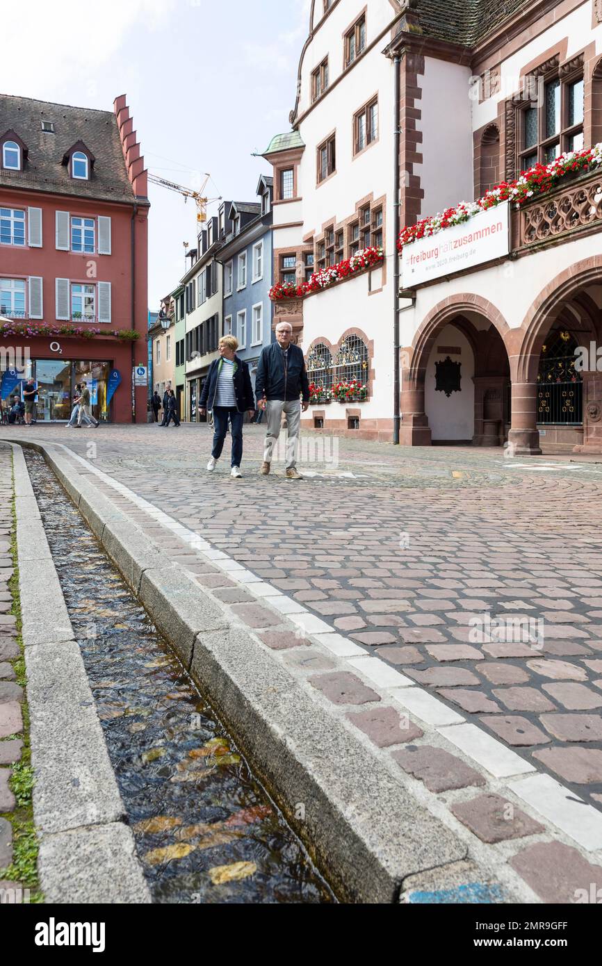 Bächle sulla piazza del municipio, sullo sfondo il nuovo Municipio, Friburgo in Breisgau, Baden-Württemberg, Germania, Europa Foto Stock