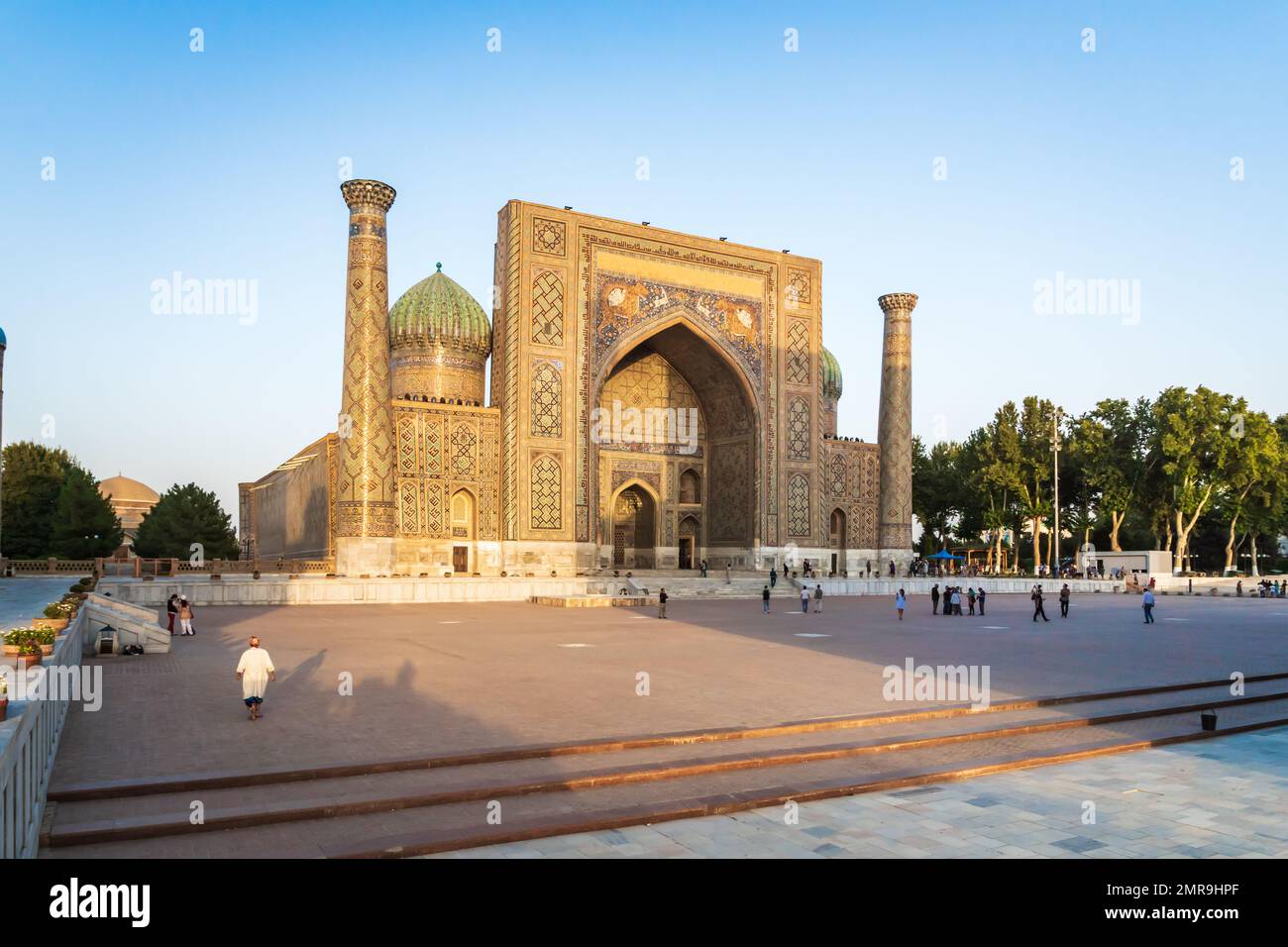 La piazza del Registan a Samarcanda, Uzbekistan, con turisti non identificabili. Il Registan era il cuore dell'antica città di Samarcanda dell'Impero Timuride, ora in Uzbekistan Foto Stock
