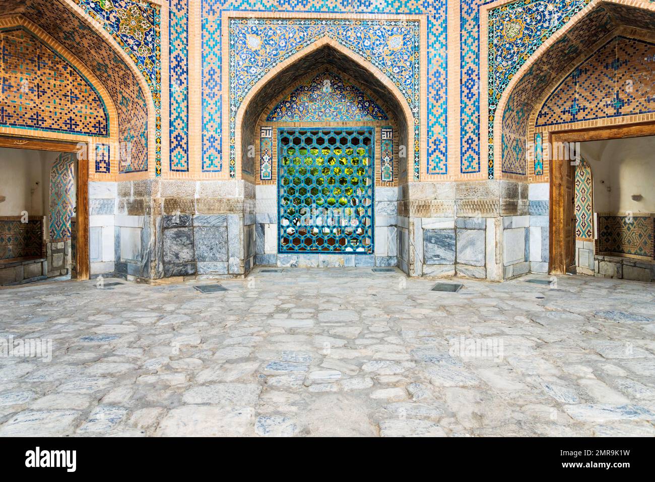 L'architettura di piazza Registan a Samarcanda, Uzbekistan. Il Registan era il cuore dell'antica città di Samarcanda dell'Impero Timuride, ora in Uzbekistan Foto Stock