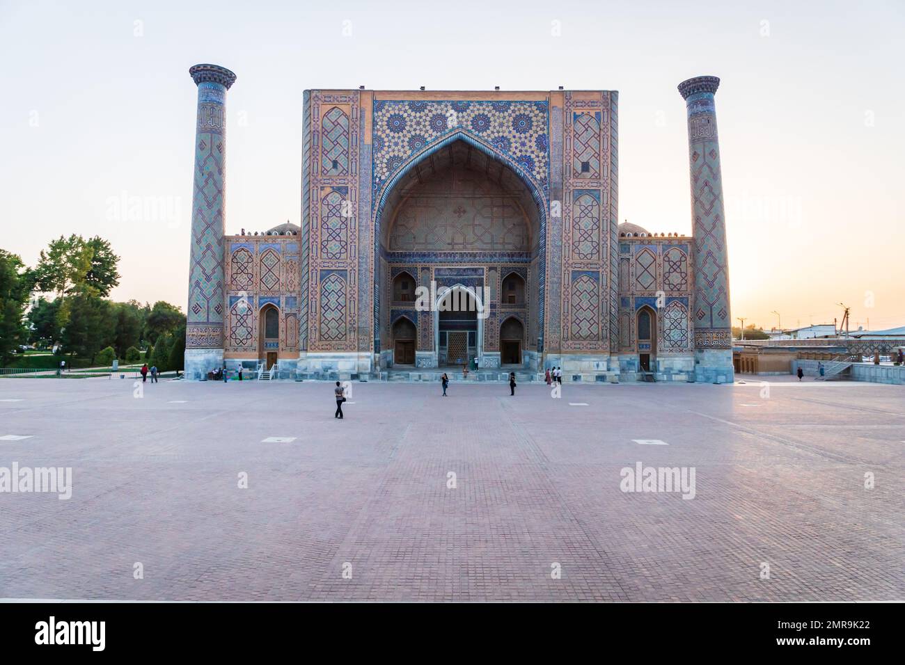 La piazza del Registan a Samarcanda, Uzbekistan, con turisti non identificabili. Il Registan era il cuore dell'antica città di Samarcanda dell'Impero Timuride, ora in Uzbekistan Foto Stock