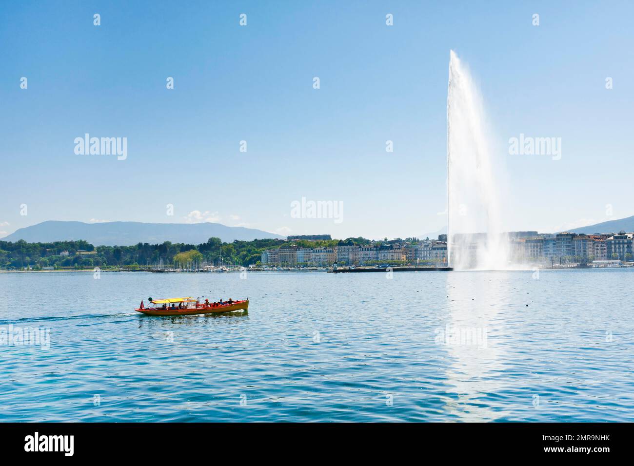 Il Jet deau, e le Mouettes genevoises in sole e cielo blu, punto di riferimento nel bacino del porto di Ginevra, Cantone di Ginevra, Svizzera, Europa Foto Stock