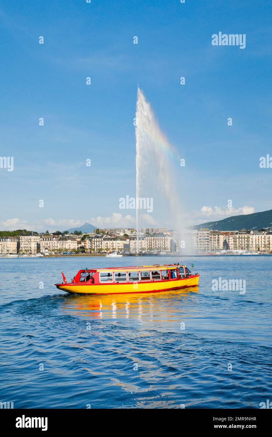Il Jet deau, e le Mouettes genevoises in sole e cielo blu, punto di riferimento nel bacino del porto di Ginevra, Cantone di Ginevra, Svizzera, Europa Foto Stock