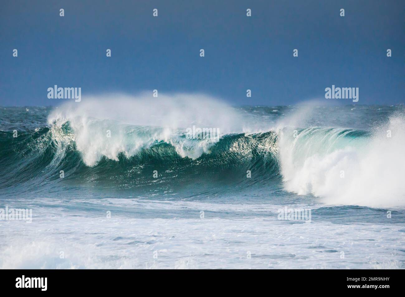 La grande onda si rompe in mare aperto sulla costa bretone vicino a Brest, Francia, Europa Foto Stock