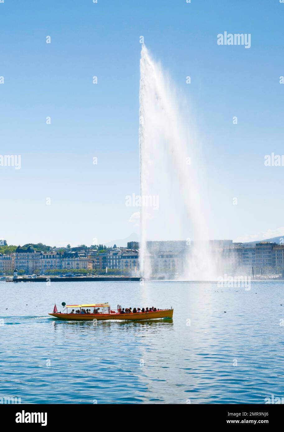 Il Jet deau, e le Mouettes genevoises in sole e cielo blu, punto di riferimento nel bacino del porto di Ginevra, Cantone di Ginevra, Svizzera, Europa Foto Stock