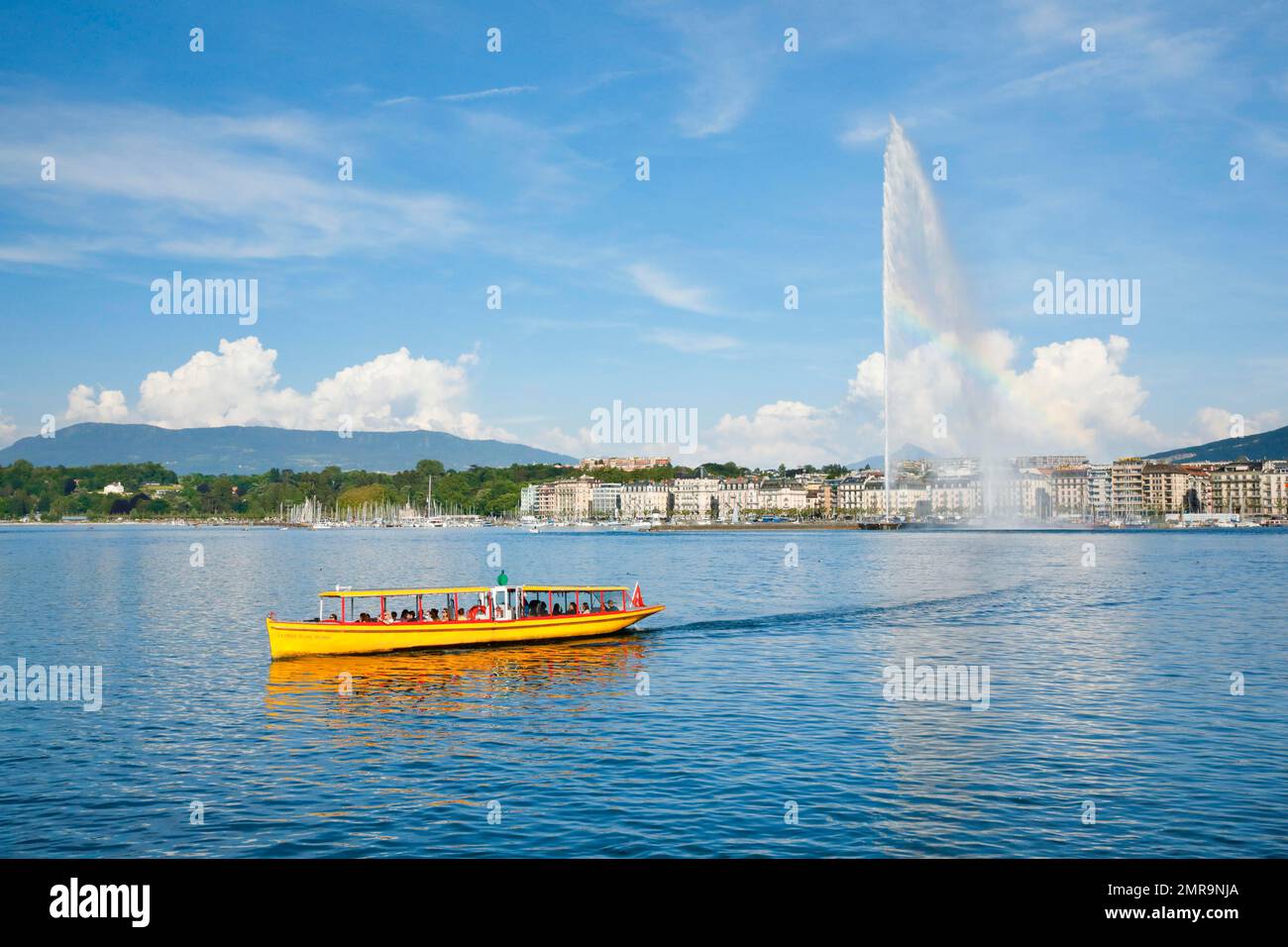 Il Jet deau, e le Mouettes genevoises in sole e cielo blu, punto di riferimento nel bacino del porto di Ginevra, Cantone di Ginevra, Svizzera, Europa Foto Stock