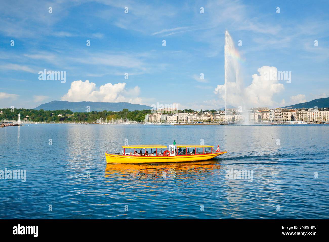 Il Jet deau, e le Mouettes genevoises in sole e cielo blu, punto di riferimento nel bacino del porto di Ginevra, Cantone di Ginevra, Svizzera, Europa Foto Stock