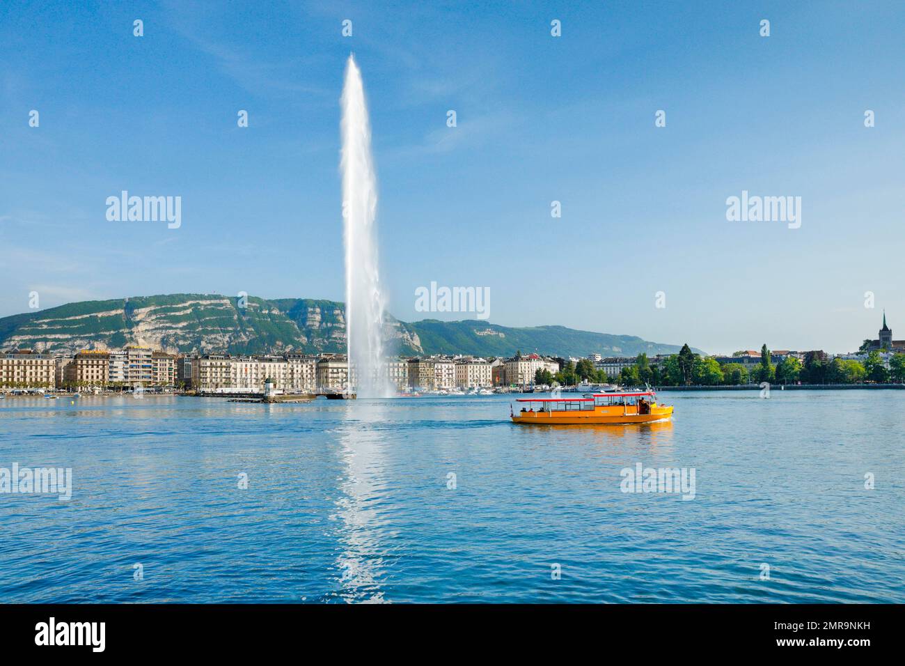 Il Jet deau, e le Mouettes genevoises in sole e cielo blu, punto di riferimento nel bacino del porto di Ginevra, Cantone di Ginevra, Svizzera, Europa Foto Stock