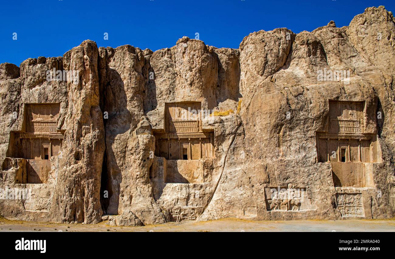 XeNaqsh-e Rostam, Tombe rupestri dei grandi Re della dinastia Achemenide, Naqsh-e Rostam, Iran, Asia Foto Stock