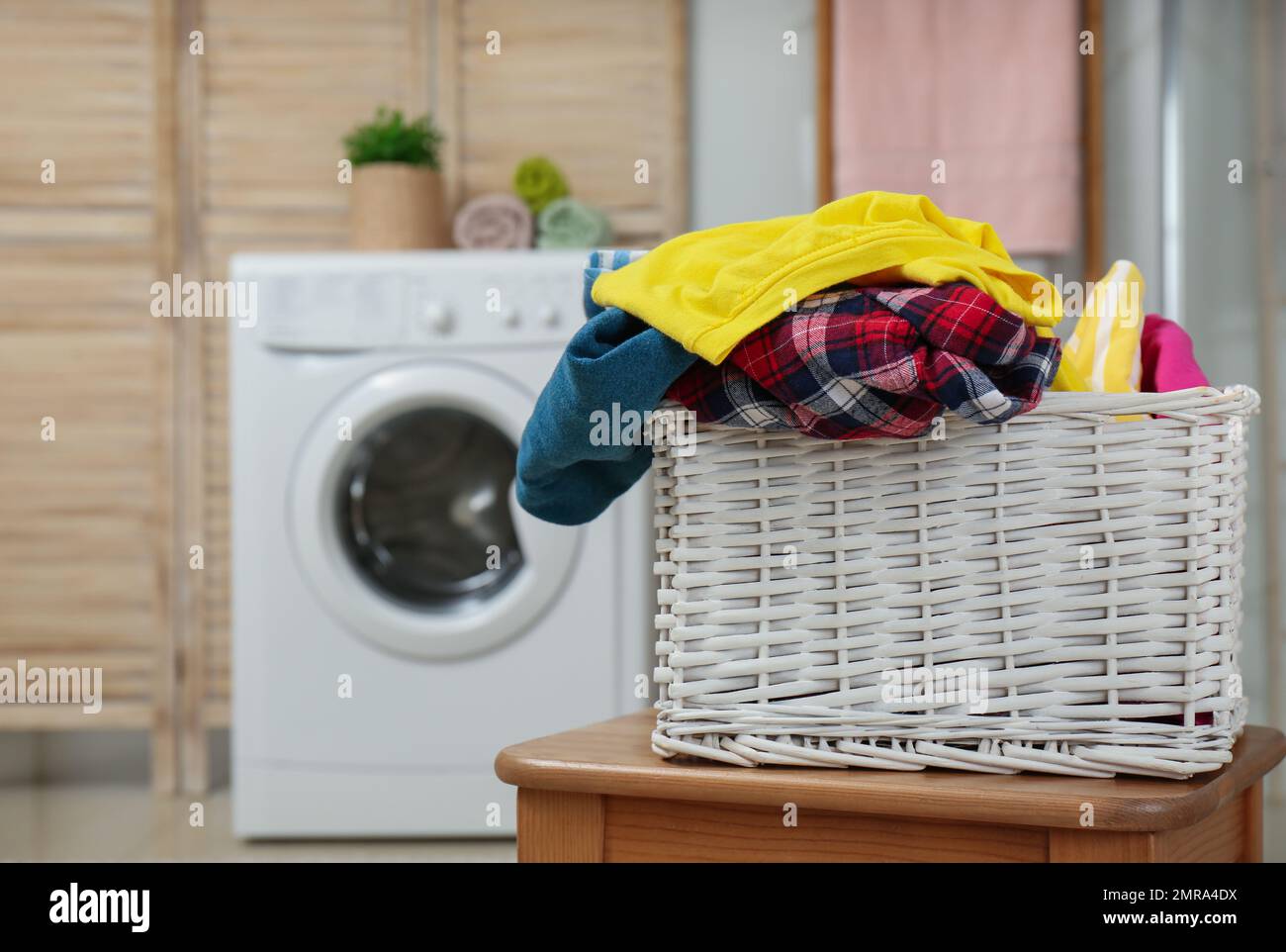 Lavanderia nel cestino dei vestiti sporchi Foto stock - Alamy