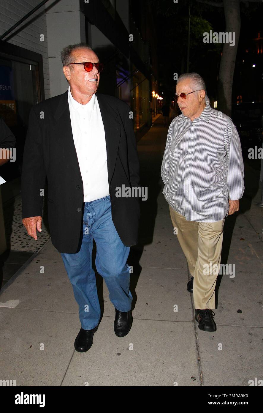 L'attore Jack Nicholson è stato avvistato lasciando il ristorante MR. Chow a Beverly Hills. Secondo alcuni report, il classico film horror "The Shinning" in cui Jack Nicholson ha offerto una performance agghiacciante è destinato a spaventosi spettatori ancora una volta. Warner Bros. Sta presumibilmente lavorando su un prequel del film originale del 1980 che si concentra su uno scrittore di nome Jack Torrance che sradica la sua famiglia per prendere un lavoro di custode fuori stagione in un hotel isolato. Los Angeles, California. 2nd agosto 2012. Foto Stock