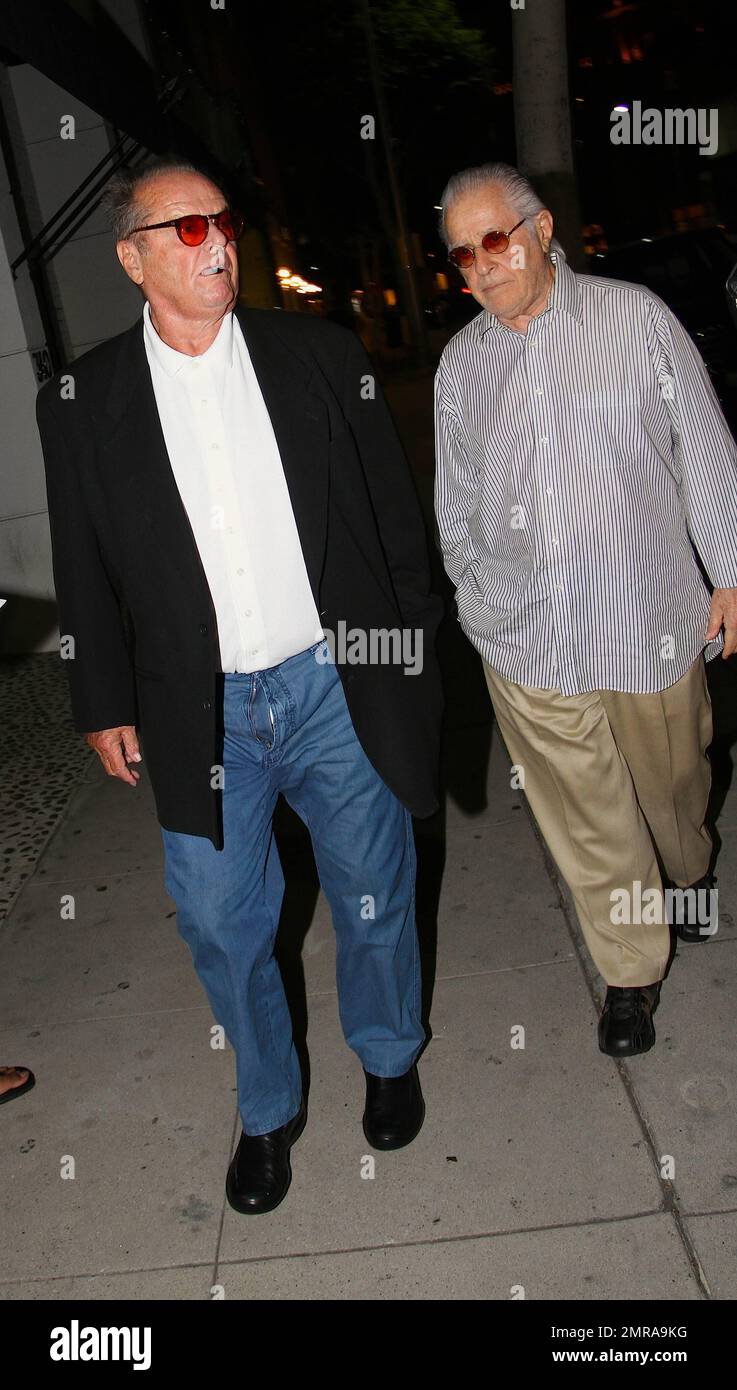 L'attore Jack Nicholson è stato avvistato lasciando il ristorante MR. Chow a Beverly Hills. Secondo alcuni report, il classico film horror "The Shinning" in cui Jack Nicholson ha offerto una performance agghiacciante è destinato a spaventosi spettatori ancora una volta. Warner Bros. Sta presumibilmente lavorando su un prequel del film originale del 1980 che si concentra su uno scrittore di nome Jack Torrance che sradica la sua famiglia per prendere un lavoro di custode fuori stagione in un hotel isolato. Los Angeles, California. 2nd agosto 2012. Foto Stock