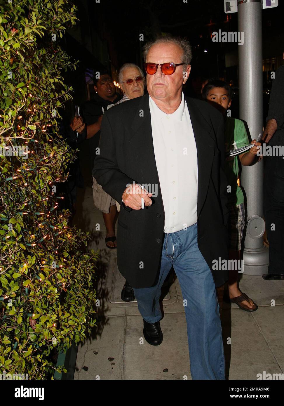 L'attore Jack Nicholson è stato avvistato lasciando il ristorante MR. Chow a Beverly Hills. Secondo alcuni report, il classico film horror "The Shinning" in cui Jack Nicholson ha offerto una performance agghiacciante è destinato a spaventosi spettatori ancora una volta. Warner Bros. Sta presumibilmente lavorando su un prequel del film originale del 1980 che si concentra su uno scrittore di nome Jack Torrance che sradica la sua famiglia per prendere un lavoro di custode fuori stagione in un hotel isolato. Los Angeles, California. 2nd agosto 2012. Foto Stock