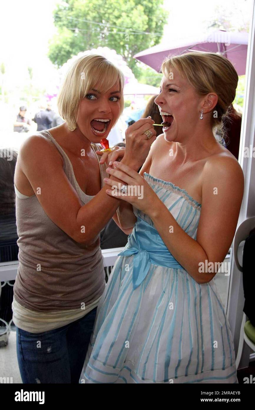 L'attrice Jaime Pressly si presenta con Melissa Joan Hart e gli amici alla grande apertura del nuovo negozio di dolciumi di Hart. Pressly ha goduto un po' di gelato e molte altre delizie durante i festeggiamenti. SweetHarts è un negozio con un'atmosfera familiare che serve caramelle, yogurt gelato self-service e altre delizie. Sherman Oaks, California. 5/30/09. Foto Stock