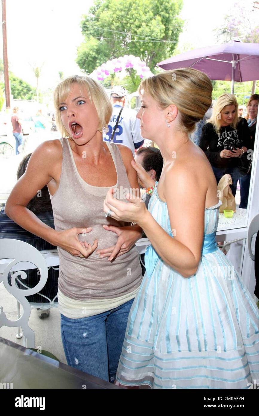 L'attrice Jaime Pressly si presenta con Melissa Joan Hart e gli amici alla grande apertura del nuovo negozio di dolciumi di Hart. Pressly ha goduto un po' di gelato e molte altre delizie durante i festeggiamenti. SweetHarts è un negozio con un'atmosfera familiare che serve caramelle, yogurt gelato self-service e altre delizie. Sherman Oaks, California. 5/30/09. Foto Stock