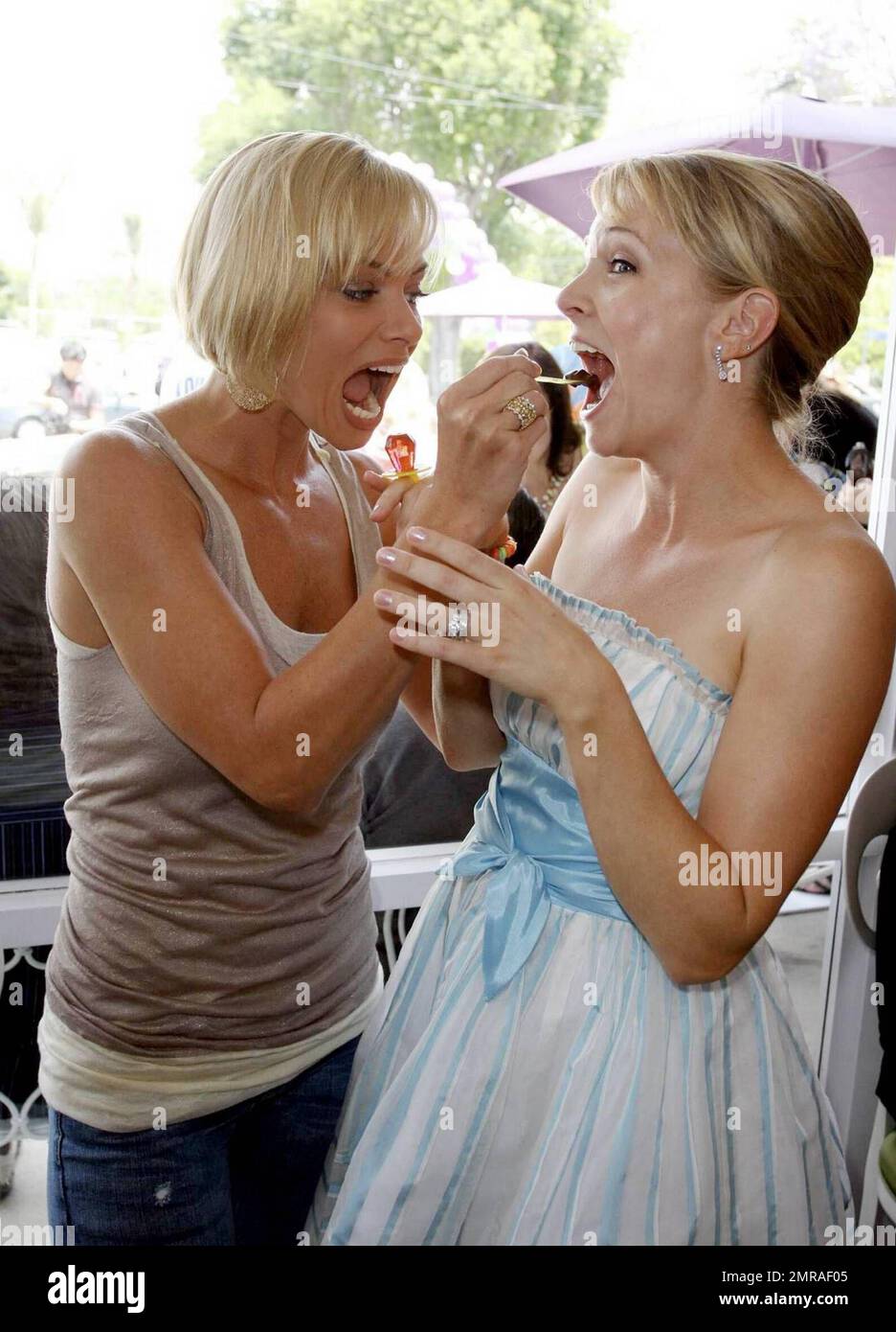 L'attrice Jaime Pressly si presenta con Melissa Joan Hart e gli amici alla grande apertura del nuovo negozio di dolciumi di Hart. Pressly ha goduto un po' di gelato e molte altre delizie durante i festeggiamenti. SweetHarts è un negozio con un'atmosfera familiare che serve caramelle, yogurt gelato self-service e altre delizie. Sherman Oaks, California. 5/30/09. Foto Stock