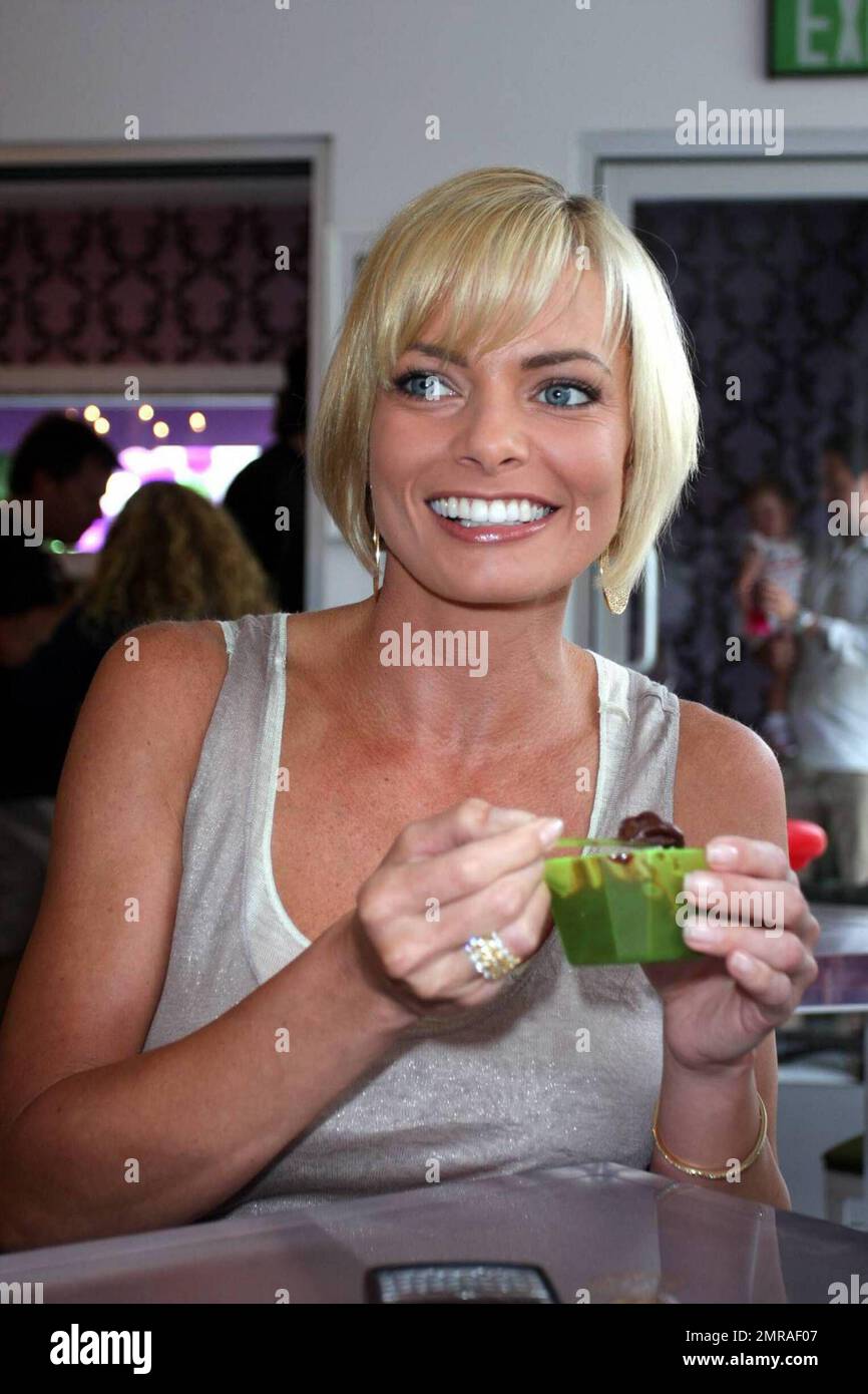 L'attrice Jaime Pressly si presenta con Melissa Joan Hart e gli amici alla grande apertura del nuovo negozio di dolciumi di Hart. Pressly ha goduto un po' di gelato e molte altre delizie durante i festeggiamenti. SweetHarts è un negozio con un'atmosfera familiare che serve caramelle, yogurt gelato self-service e altre delizie. Sherman Oaks, California. 5/30/09. Foto Stock