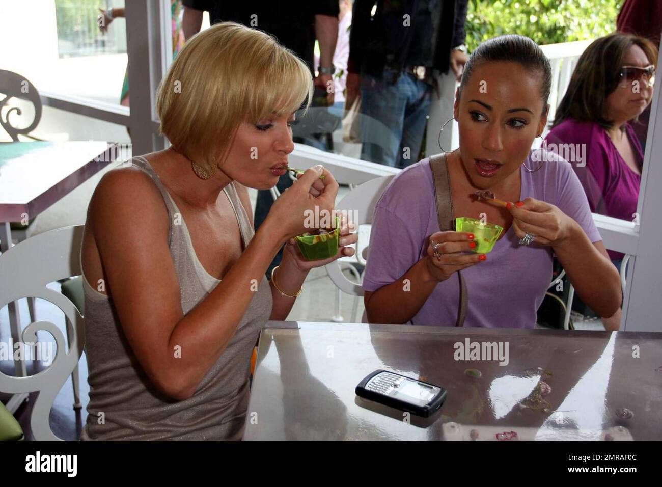 L'attrice Jaime Pressly si presenta con Melissa Joan Hart e gli amici alla grande apertura del nuovo negozio di dolciumi di Hart. Pressly ha goduto un po' di gelato e molte altre delizie durante i festeggiamenti. SweetHarts è un negozio con un'atmosfera familiare che serve caramelle, yogurt gelato self-service e altre delizie. Sherman Oaks, California. 5/30/09. Foto Stock