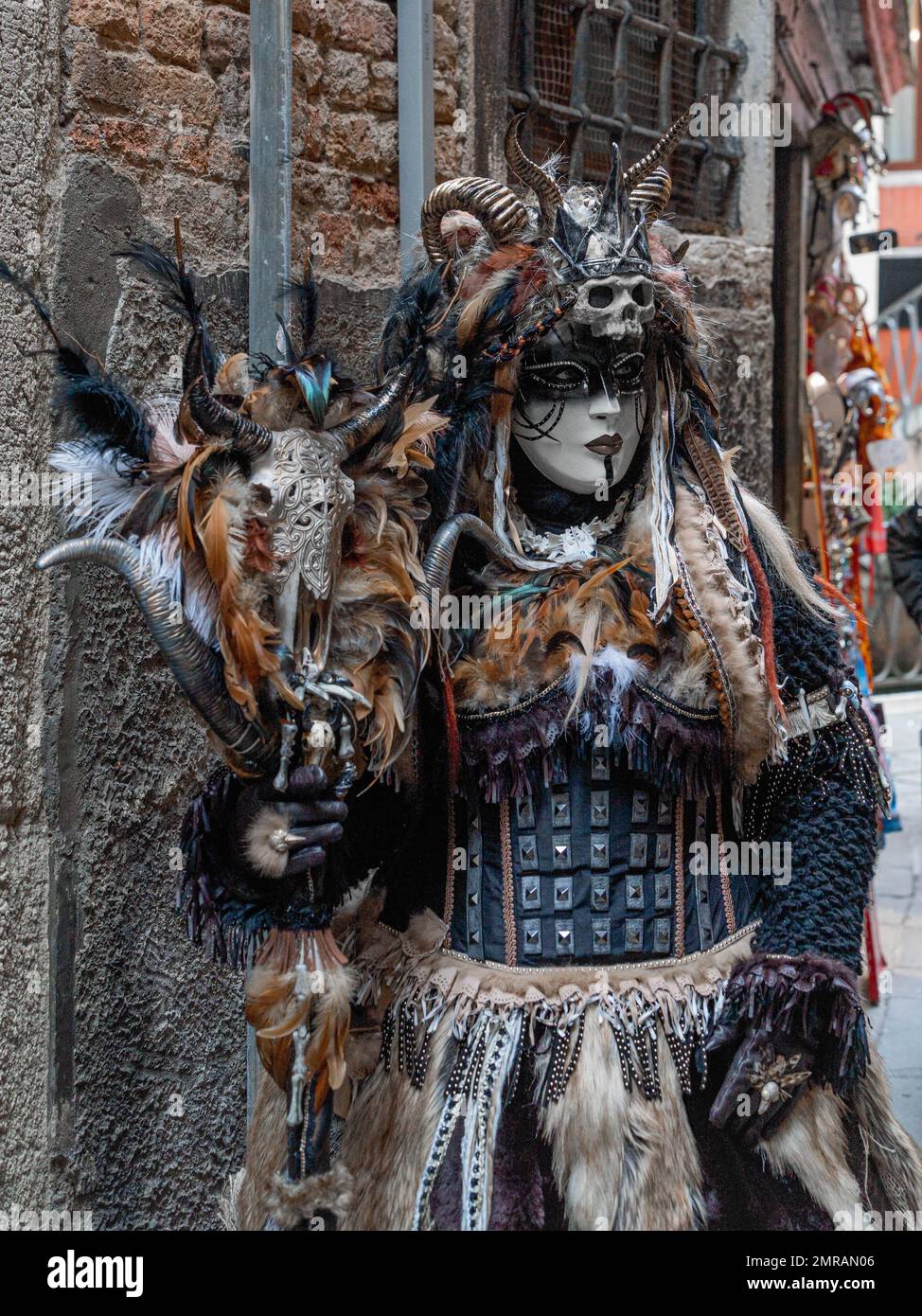 Un modello vestito in costume da carnevale di strega pagana con le  sculture, le pellicce e le piume su di essa a Venezia Foto stock - Alamy