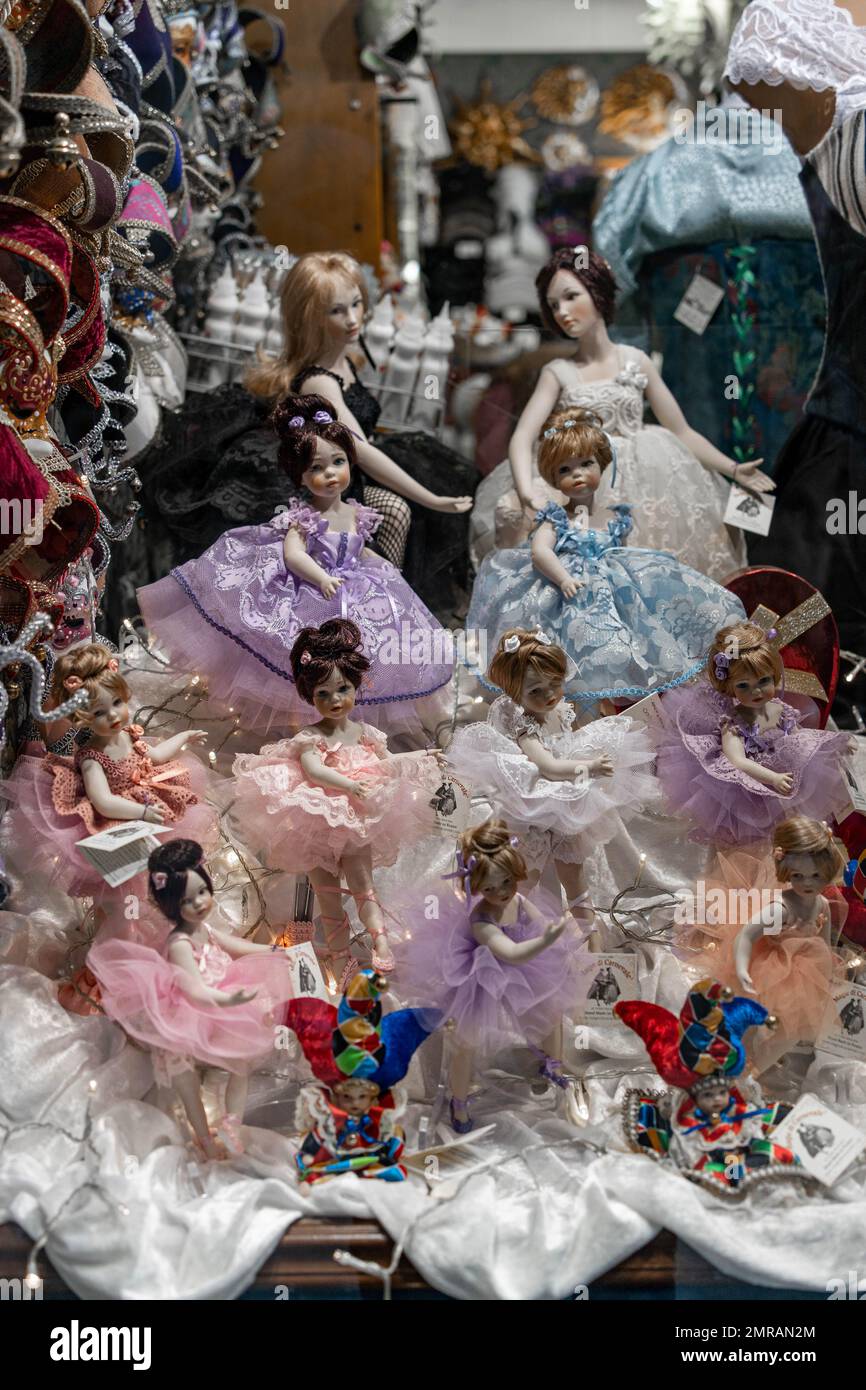 Crea bambole e maschere su uno scaffale in un negozio a Venezia Foto Stock