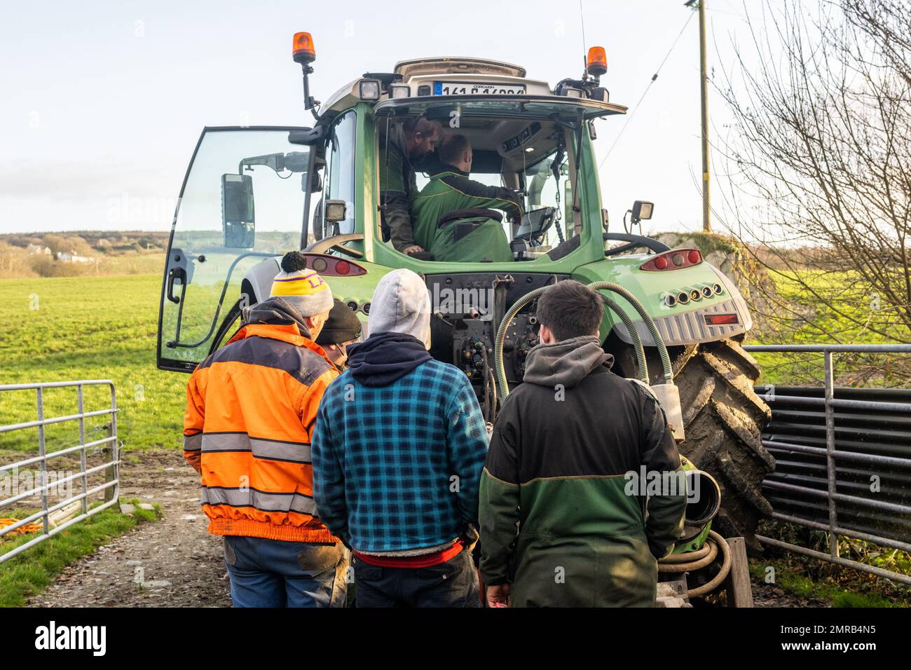 Clounkeen, West Cork, Irlanda. 31st Jan, 2023. Dennehy Harvesting Contractors ha distribuito liquame sui terreni agricoli di Clounkeen l'ultimo giorno di gennaio. Gli appaltatori con sede a Ballyhooley riempiono un serbatoio mobile per liquame tramite le autocisterne New Rock 4000 e pompano l'impasto in uno spanditore con barra di sgranamento. Questa forma di spandimento dei liquami contribuisce a ridurre le emissioni, il che è migliore per l'ambiente. Credit: AG News/Alamy Live News. Foto Stock
