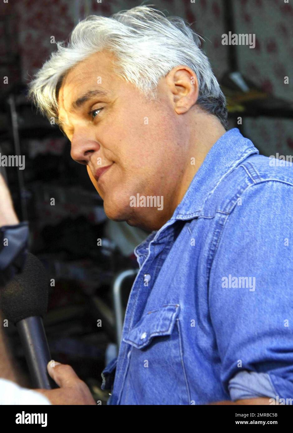 Jay Leno mostra una foto di passaggio di alcuni dei luoghi di interesse più famosi del mondo mentre filma il famoso segmento 'Jaywalking' per 'lo spettacolo delle luci con Jay Leno'. West Hollywood, California. 8/5/10. . Foto Stock