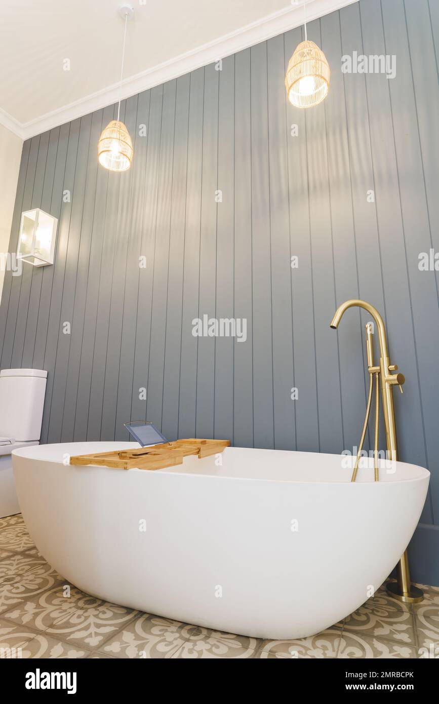 Vista generale del lussuoso bagno interno con vasca Foto Stock