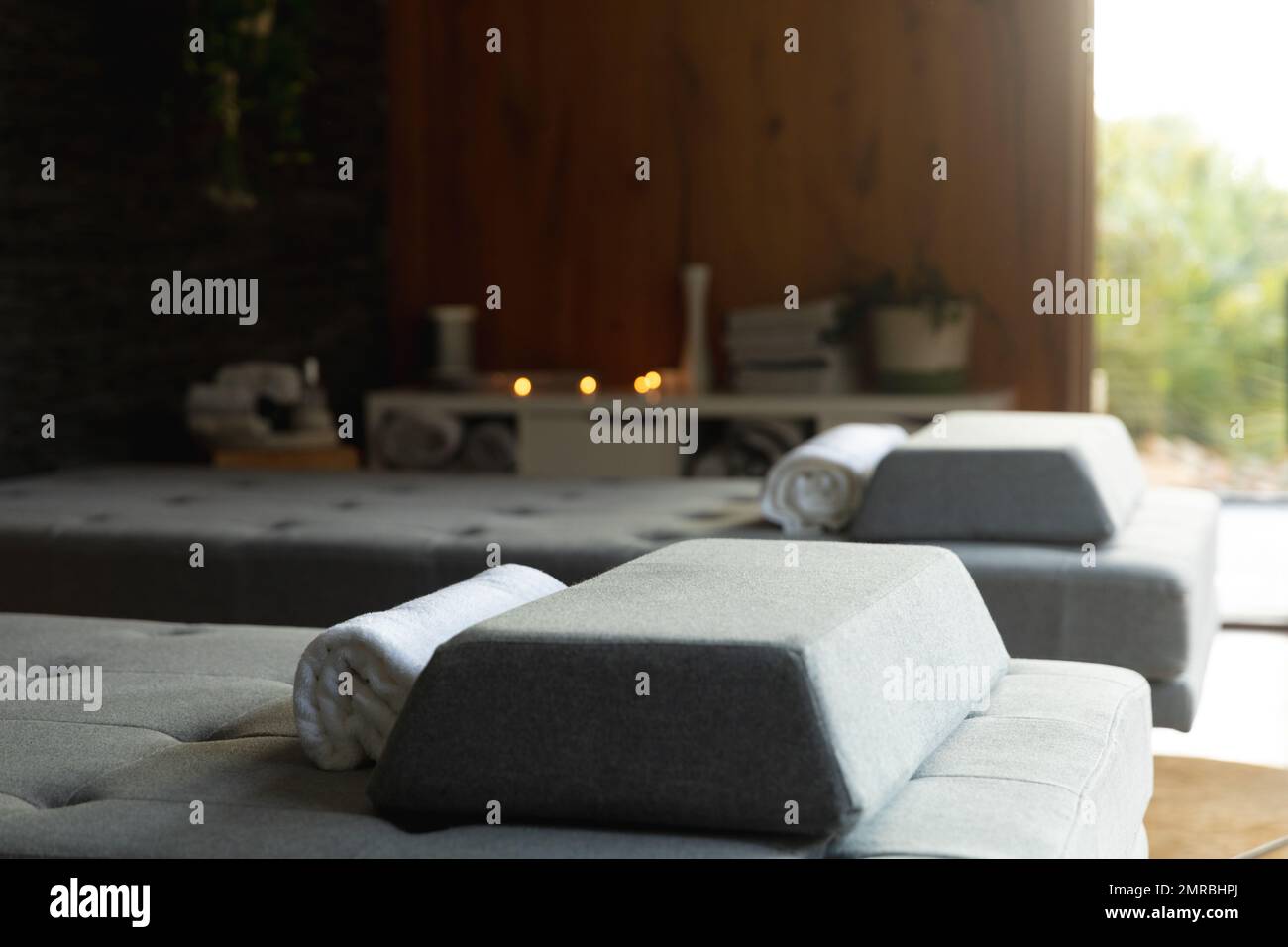 Poggiatesta e asciugamani su tavoli da massaggio nella sala trattamenti presso il centro benessere, spazio fotocopie Foto Stock