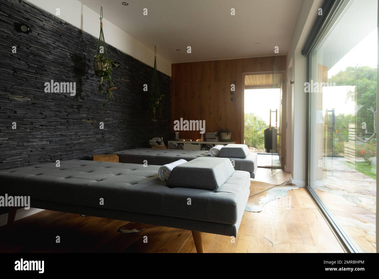 Poggiatesta e asciugamani su tavoli da massaggio nella sala trattamenti presso il centro benessere, spazio fotocopie Foto Stock