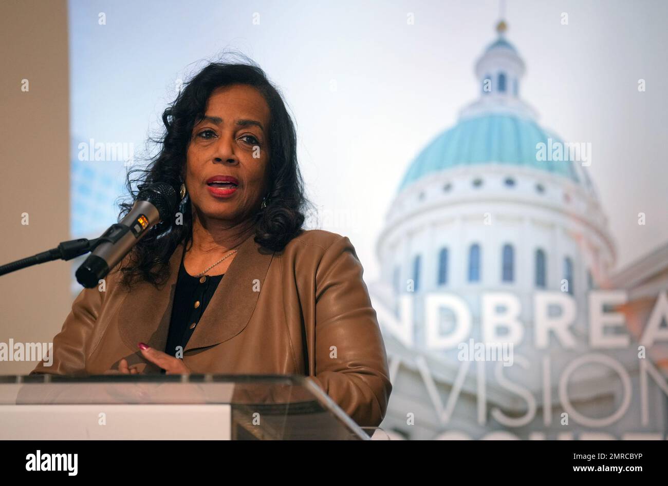 Lynne Jackson, presidente e fondatore della Dred Scott Heritage Foundation, fa le sue osservazioni durante le cerimonie rivoluzionarie presso l'Old Courthouse di St Louis su Martedì, Gennaio 31, 2023. Il vecchio tribunale, costruito nel 1839, subirà solo la sua seconda ristrutturazione da quando è stato costruito. La ristrutturazione da $380 milioni di dollari aumenterà l'accessibilità per tutti i visitatori, subirà miglioramenti strutturali e si espanderà sull'eredità di Dred e Harriet Scott che hanno citato senza successo per la libertà per se stessi e le loro due figlie nel caso di Dred Scott contro Sandford del 1857 nell'Old Courthouse. Foto Foto Stock