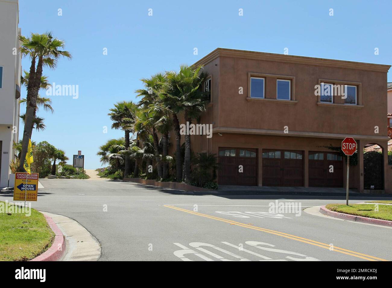 Foto esterne della casa della California meridionale del fondatore della West Coast Choppers Jesse James, che presto era l'attrice Sandra Bullock. La casa a due piani sul lato acqua, che non ha un segno per la vendita, è riferito in su per la vendita per $5,9 milioni di dollari, ma secondo i rapporti è solo quotata con un realtor privato e non è sul mercato aperto MLS. In notizie relative Bullock sta progettando secondo quanto riferito di stabilirsi a New Orleans con il suo figlio recentemente adottato Louis. Long Beach, California. 05/01/10. . Foto Stock