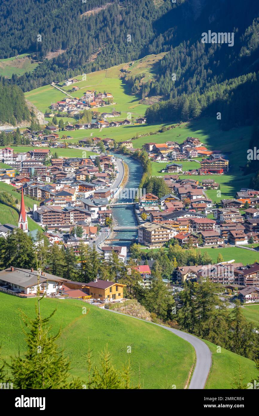 Soelden villaggio nelle alpi Otztal in primavera, Tirolo, Austria confine con l'Italia Foto Stock