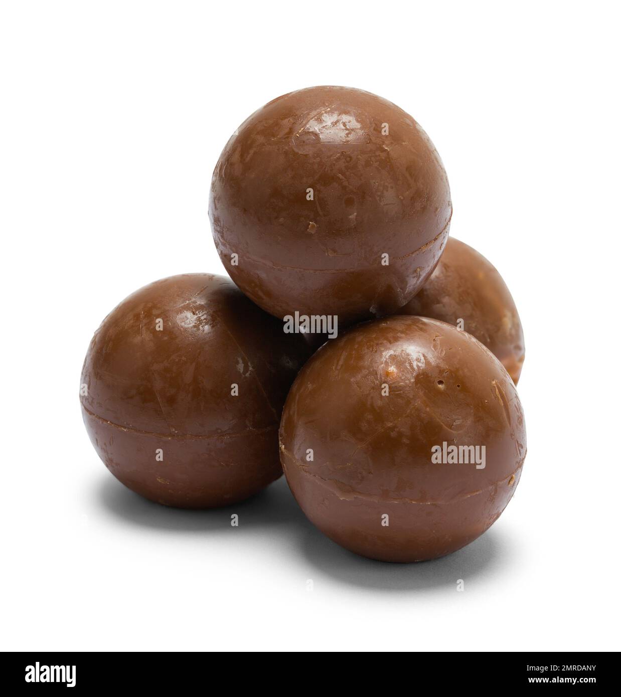 Quattro palle di cioccolato tagliate sul bianco. Foto Stock