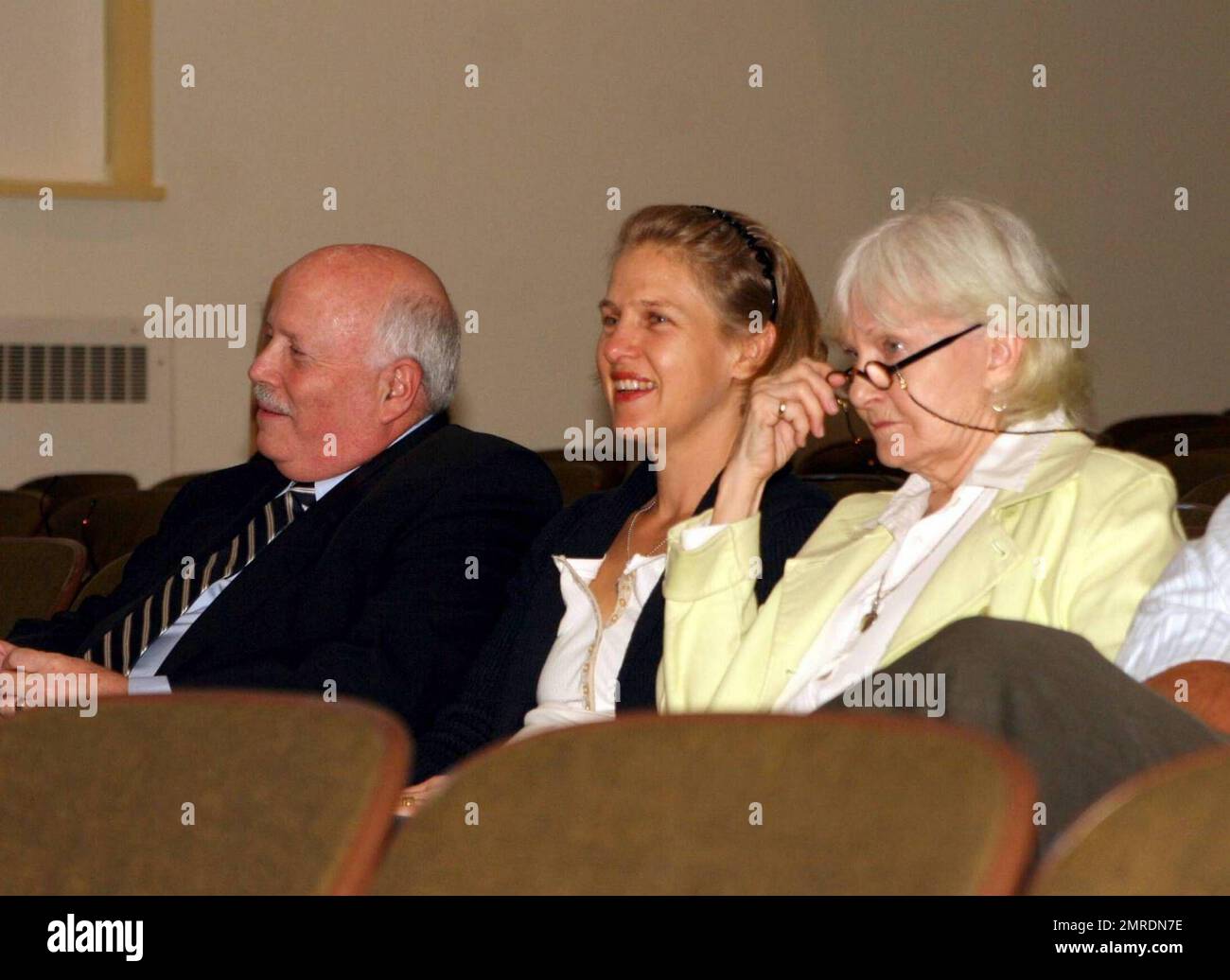 ESCLUSIVO!! Joanne Woodward e la figlia Melissa si rivolgono al Consiglio di pianificazione e zonizzazione del Westport Town Hall per discutere la donazione della loro proprietà Westport per una riserva naturale in onore del defunto Paul Newman. La Commissione ha spianato la strada alla creazione di una natura di 38 acri conservata, intitolata a Newman. Woodward disse: "Un minuto ti gira e c'è qualcosa che non ti fa vivere con tutta la tua vita. E quindi sto solo mettendo una mano in su ... speriamo, speriamo che possiamo mantenere con noi (la terra)." Westport, CT. 9/3/09. Foto Stock