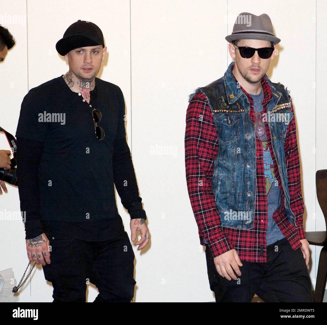 I rocker Joel e Benji Madden di Good Charlotte eseguono il loro concerto promozionale gratuito finale presso il Macy's Inside Aventura Mall. I fratelli si sono proposti per fotografi con volti seri, ma hanno lasciato che i sorrisi si mostrassero mentre si sono esibiti durante la sessione per promuovere il loro nuovo album Cardiology, dove hanno anche firmato autografi per i fan. Joel, padre di due figli con la moglie Nicole Richie, ha recentemente celebrato il terzo compleanno della figlia Harlow. Joel ha parlato delle difficoltà che ha con la scrittura dei testi sulla sua vita personale, 'la canzone che ho scritto per mia figlia, canzone di Harlow, è circa A. Foto Stock