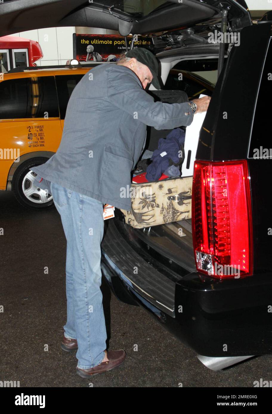 ESCLUSIVO!! Il leggendario attore, scrittore e comico britannico John Cleese, famoso per le apparizioni e la scrittura di serie televisive e film tra cui 'Monty Python's Flying Circus', 'Fawlty Towers, 'Shrek' e 'Will & Grace', arriva all'aeroporto internazionale di Miami per prendere un volo. Cleese si assicurò di portare fuori dai bagagli quello che sembrava essere un nuovo computer portatile Apple, riponendolo in una borsa a mano. Miami, Florida. 3/10/11. Foto Stock