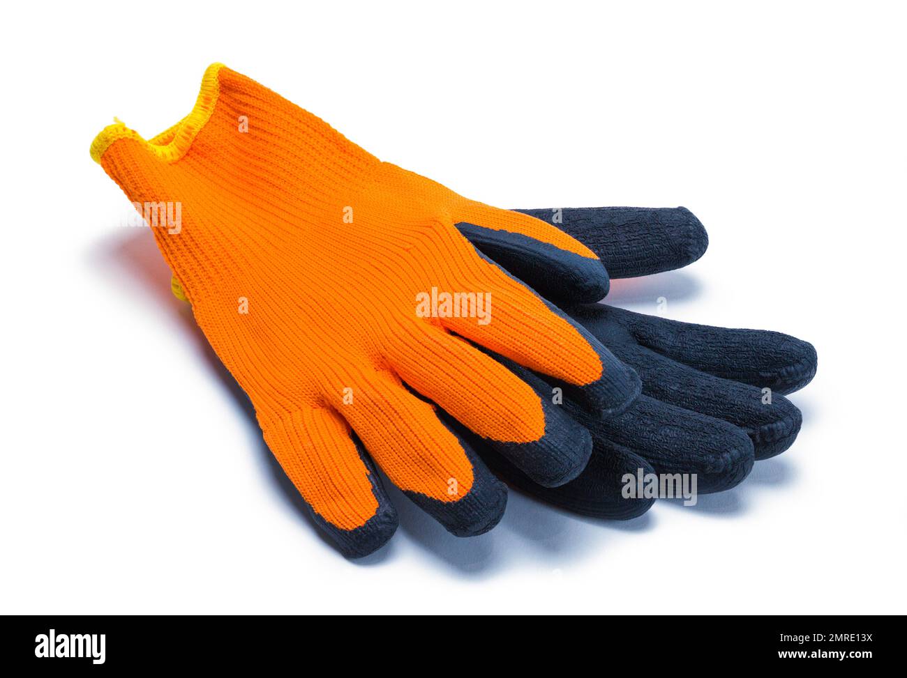 Paio di guanti rivestiti in gomma arancione con intaglio sul bianco. Foto Stock