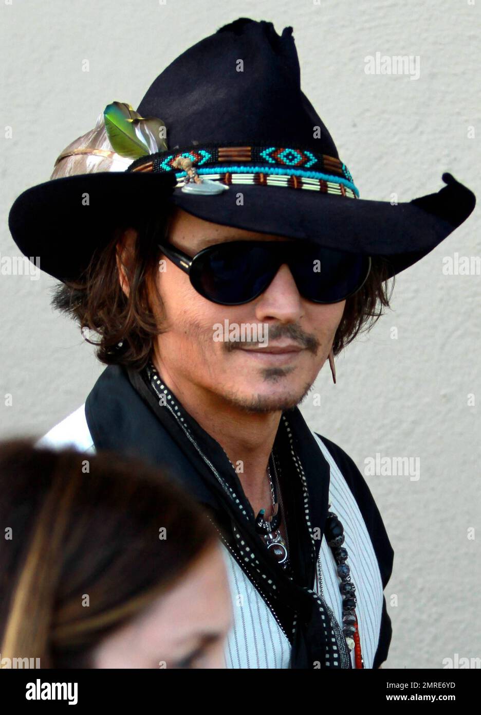 Johnny Depp, star di Dark Shadows, indossa un cappello da piuma mentre  firma autografi per i fan mentre arriva per una registrazione di "Jimmy  Kimmel Live" a Hollywood, California. 8th maggio 2012