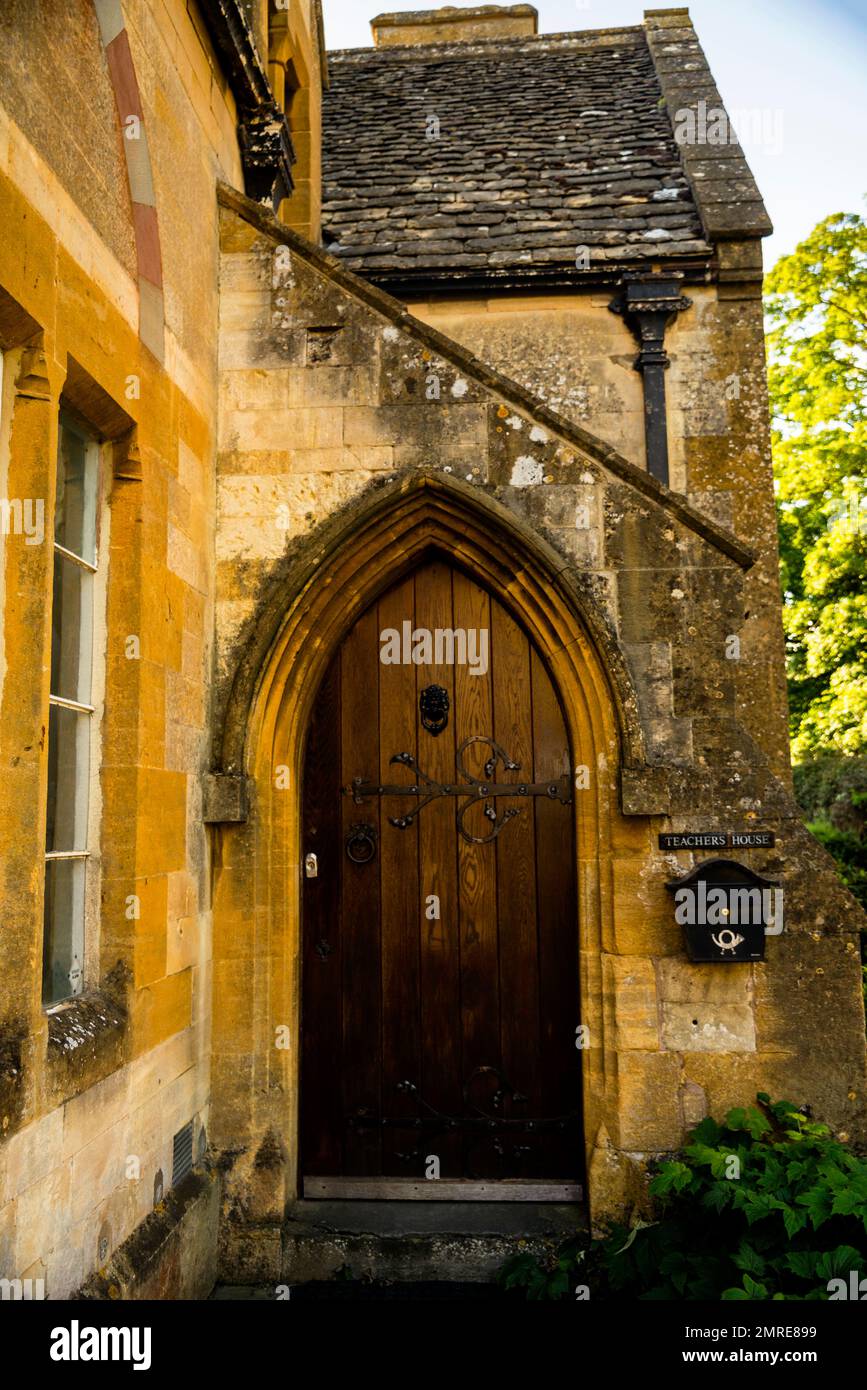 Ingresso ad arco della Teachers House in Gloucester Street a Winchcombe, Inghilterra. Foto Stock