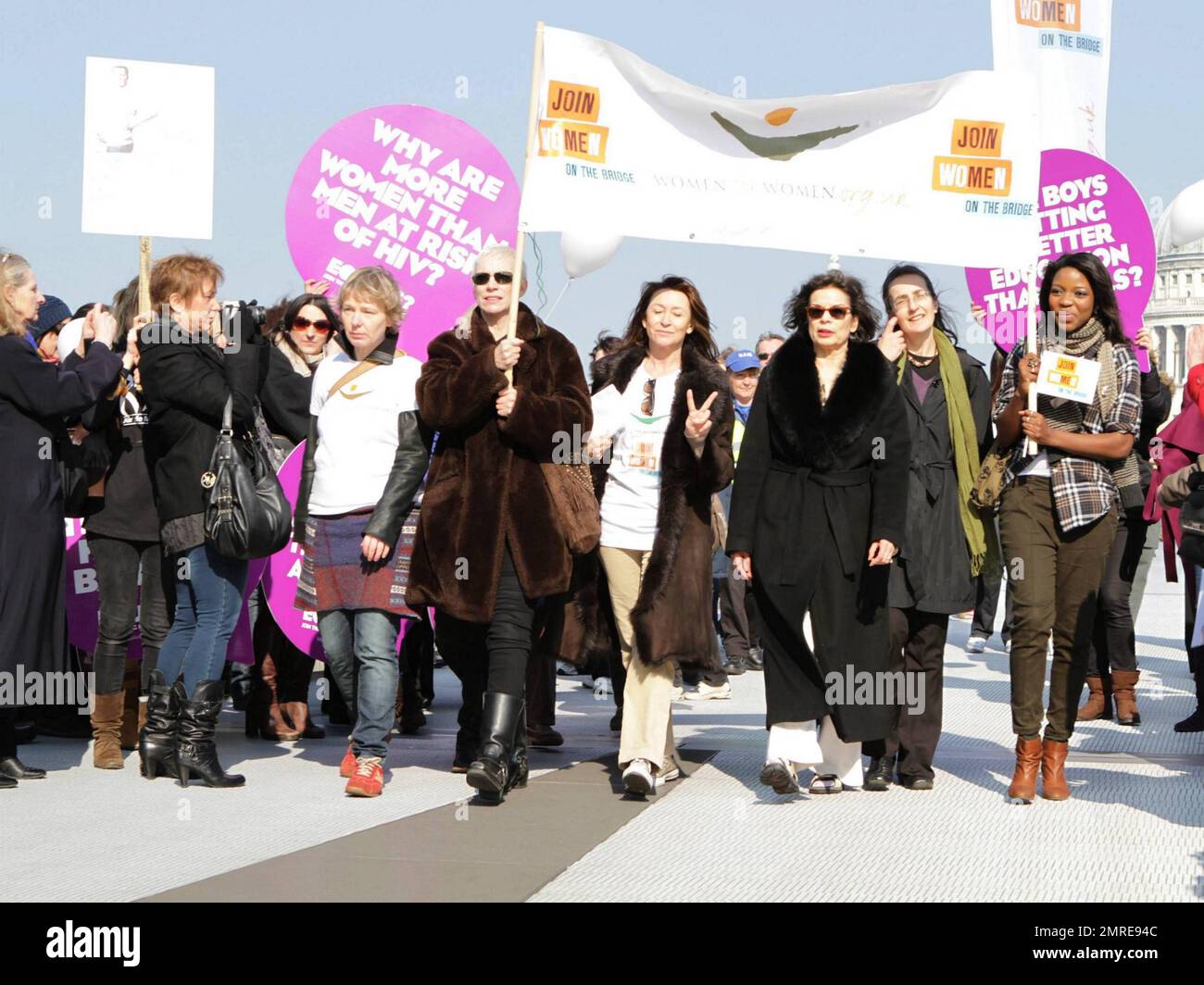 Jude Kelly, Annie Lennox, Cheri lunghi, Bianca Jagger e Dr. Helen Pankhurst camminano fianco a fianco con altre donne che portano segni sul Millennium Bridge durante la seconda campagna annuale 'Unisciti a me sul ponte' dove le colombe bianche sono state rilasciate durante la Giornata Internazionale delle Donne. Tra le donne c'era il Dr. Helen Pankhurst che ha detto: 'Sono onorato di partecipare alla campagna Unisciti a me sul ponte, in piedi forte con le donne di tutto il mondo nel chiedere l'uguaglianza tra i sessi, Come ha fatto la mia bisnonna 100 anni fa," riferendosi a Emmeline Pankhurst, attivista politico inglese e leader del gruppo B. Foto Stock